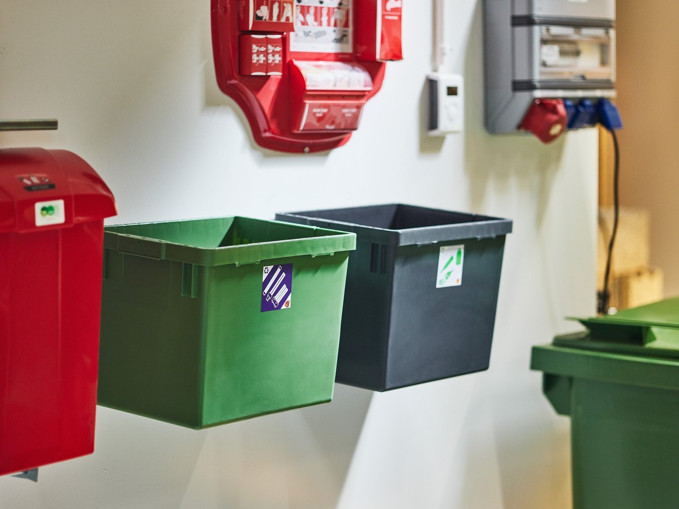 Kildesortering, avfallsbeholdere på arbeidsplass. Foto