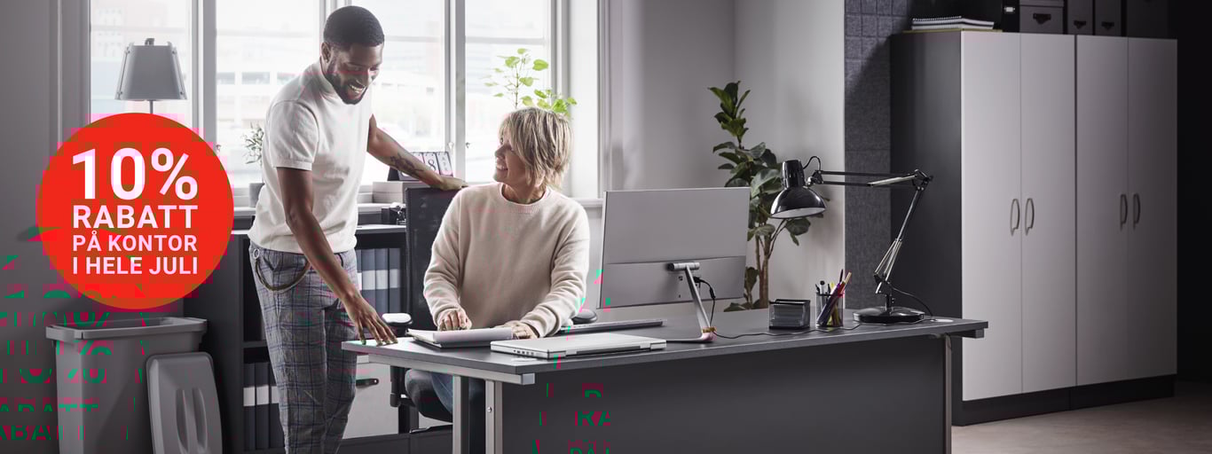 To personer på et kontor innredet med møbler fra Cowab. Foto