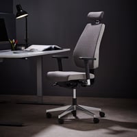 Kontorstol og pult fra Cowab. Foto