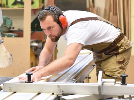 Snekker med hørselvern, Cowab. Foto