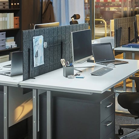 Bordskjerm fra Cowab på kontor. Foto