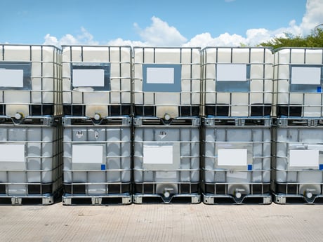 IBC-containere på rad. Foto