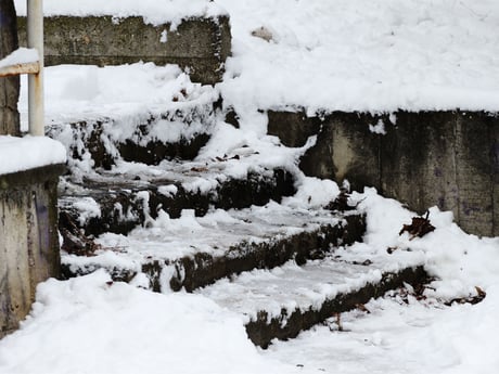 Glatt trapp med is og snø. Foto