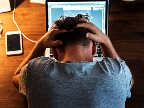 "Stressad man framför datorskärm. Bild: Foto