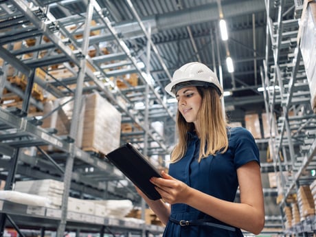 Kvinne arbeider med logistikk på et lager. Foto