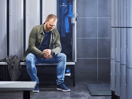 Mann gjør seg klar i garderobe fra Cowab. Foto