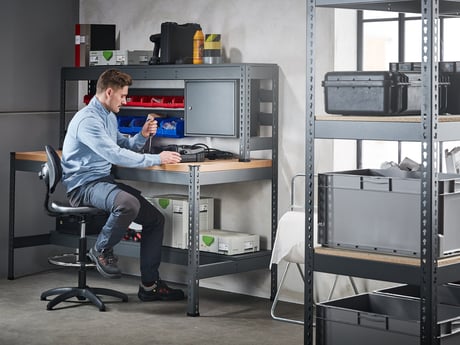 Mann arbeider ved arbeidsbenk fra Cowab. Foto