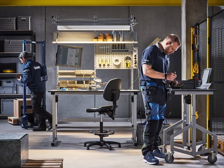 To menn på et verksted med utstyr fra Cowab. Foto