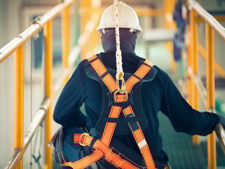 Person med sikkerhetsutstyr oppe i høyden. Foto