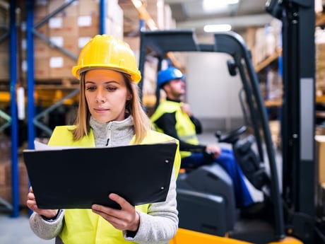 Kvinne og mann arbeider på lager. Foto