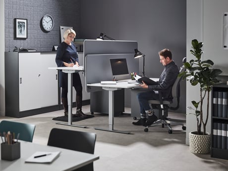 Ansatte på kontor med ergonomisk utstyr fra Cowab. Foto