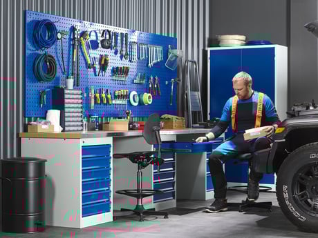 Mann på verksted med verktøyinnredning fra Cowab. Foto
