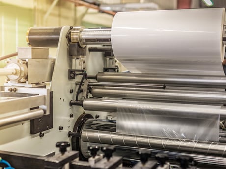 Plast blir laget på fabrikk. Foto