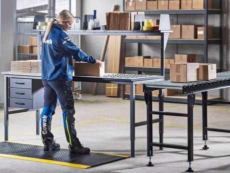 Kvinne arbeider ved rullebane fra Cowab. Foto