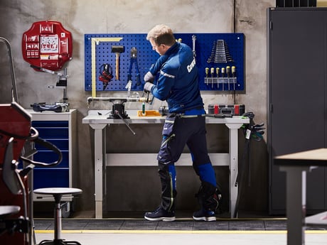 Mann på verksted med verkstedinnredning fra Cowab. Foto