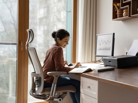 Kvinne på hjemmekontor. Foto