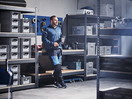 Mann på lager innredet med utstyr fra Cowab. Foto