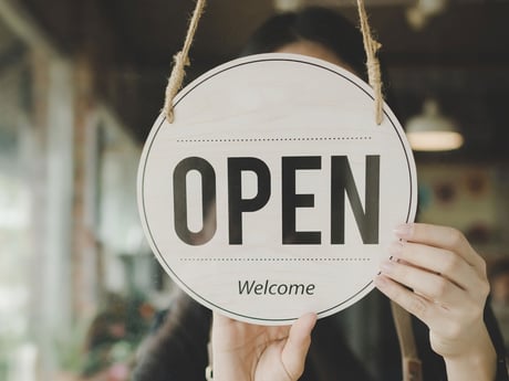 Person holder butikkskilt. Foto