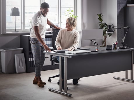 To personer på et kontor innredet med kontormøbler fra Cowab. Foto