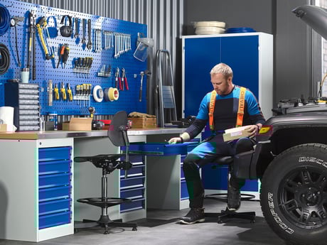 Mann ved verktøybenk og verktøyinnredning fra Cowab. Foto