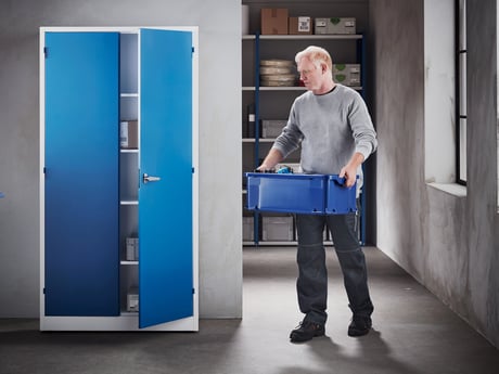 Mann ved garderobeskap fra Cowab. Foto