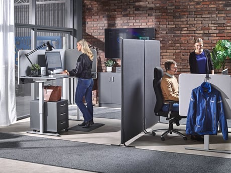 Ansatte jobber på en ergonomisk arbeidsplass. Foto