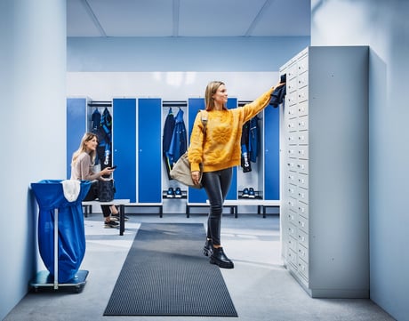 Två kvinnor i garderob från Cowab. Foto