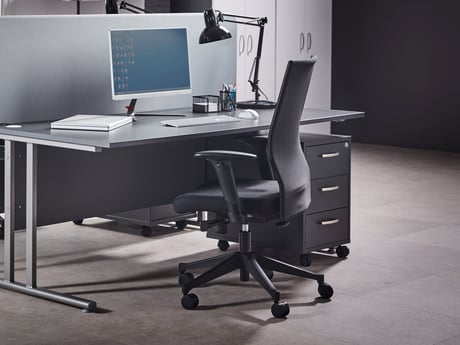 Kontorinnredning fra Cowab, skrivebord og kontorstol. Foto