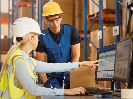 Mann og kvinne arbeider på lager. Foto