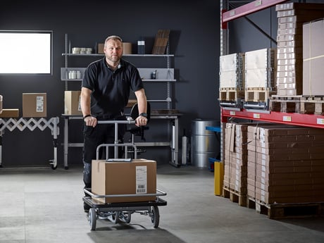 Mann triller vogn fra Cowab på lager. Foto