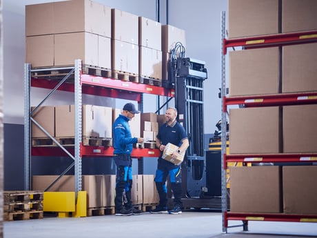 To menn jobber på lager med lagerutstyr fra Cowab. Foto