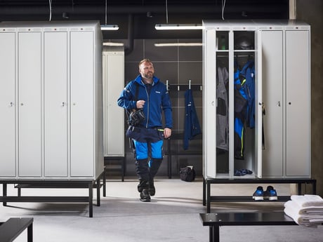 Mann i garderobe fra Cowab. Foto