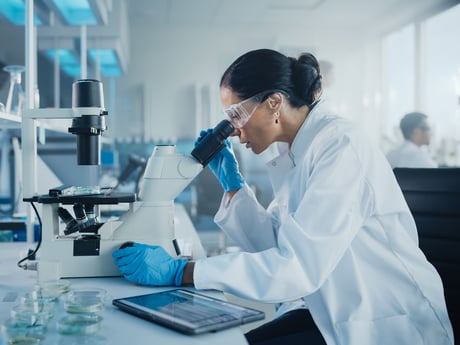 Kvinna arbetar på laboratorium. Foto