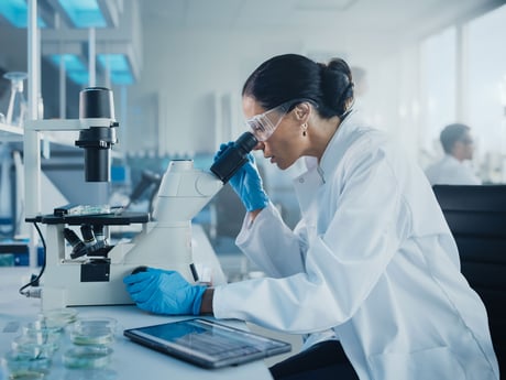 Kvinne på laboratorium. Foto