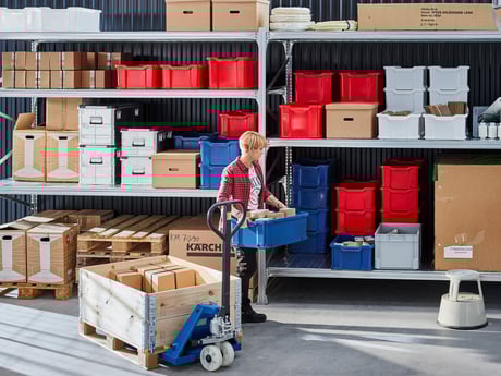 Kvinne på lager med lagerinnredning fra Cowab. Foto