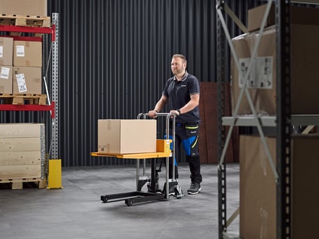 Mann på lager bruker løfteutstyr fra Cowab. Foto