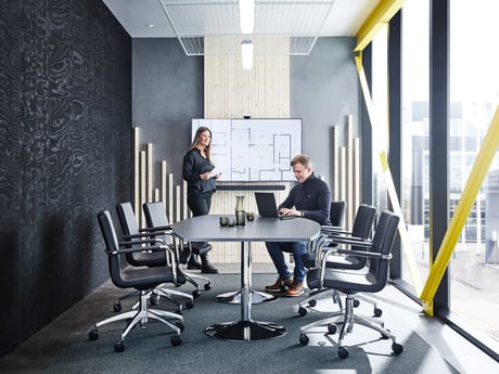 To personer i et møterom med innredning fra Cowab. Foto