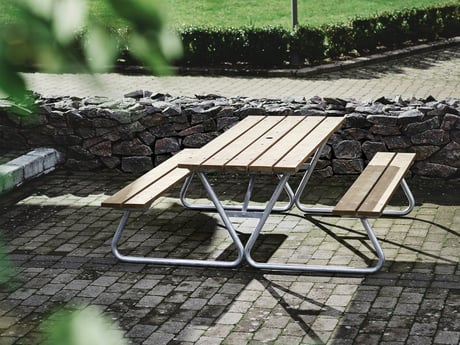 Bord med benk fra Cowab. Foto