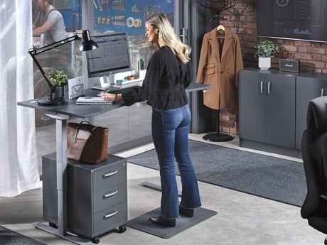 Kvinne på kontor med kontormøbler fra Cowab. Foto