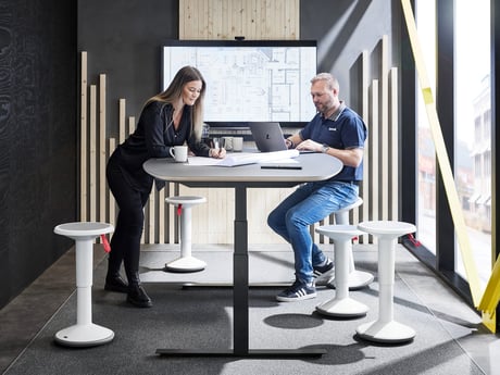 Mann og kvinne i møterom. Foto