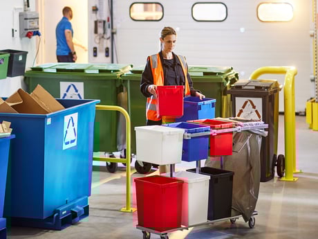 Ansatt kildesorterer på jobb. Foto