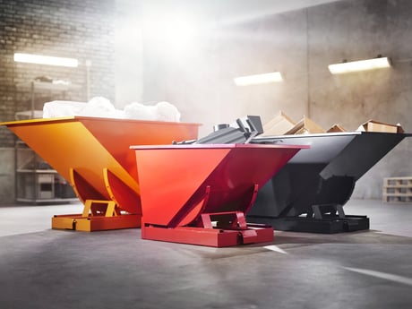 Tippcontainere i ulike farger fra Cowab. Foto