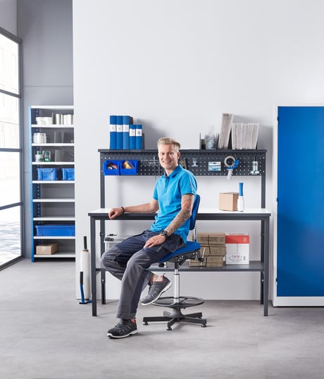 Ung mann på verksted. Foto