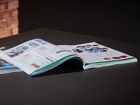 Katalog fra Cowab på svart bakgrunn. Foto