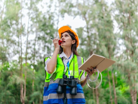 En kvinna i skogen. Hållbarhet Cowab