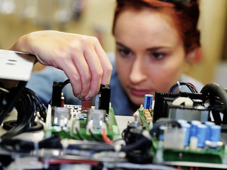 Kvinne håndterer elektronikk. Foto
