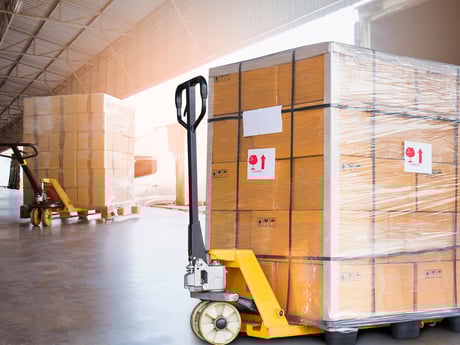 Pallyftare hanterar gods i lagret. Foto