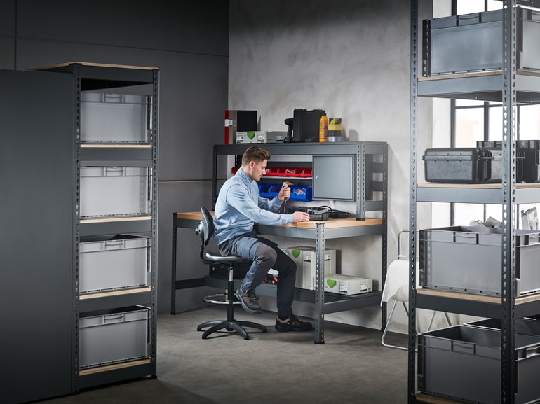 Mann på ergonomisk verksted med innredning fra Cowab. Foto