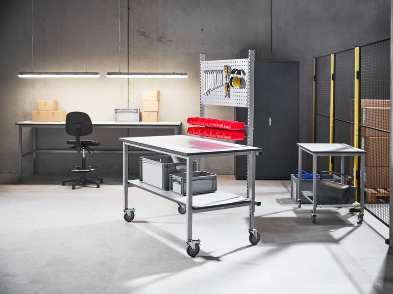 Grått arbeidsbord på hjul