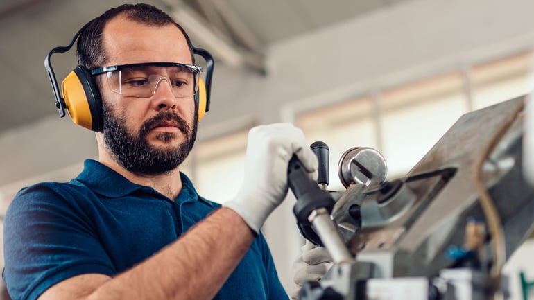 Mann med hørselvern, støydemping. Foto